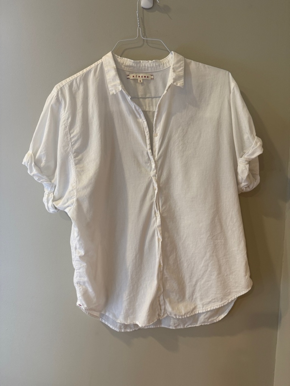XiRENA White Short-Sleeve Button-Down Shirt